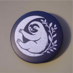 Księżycowy leniwiec | Przypinka matowa 44mm